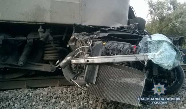 Под Киевом автомобиль попал под поезд, есть погибшие